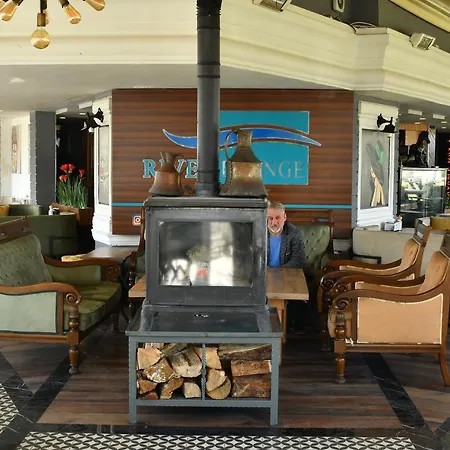 River Hotel *