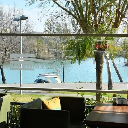 Hotel River *