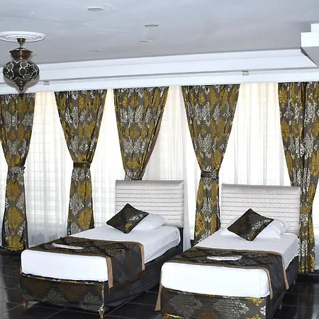 Hotel River *